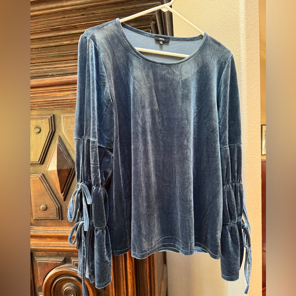 Elizabeth Blue Velvety double-tie sleeved top by Lucca